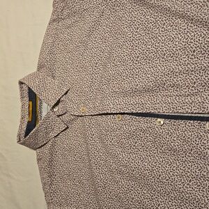 Men's short sleeve shirt. In excellent condition. Casual but very stylish.